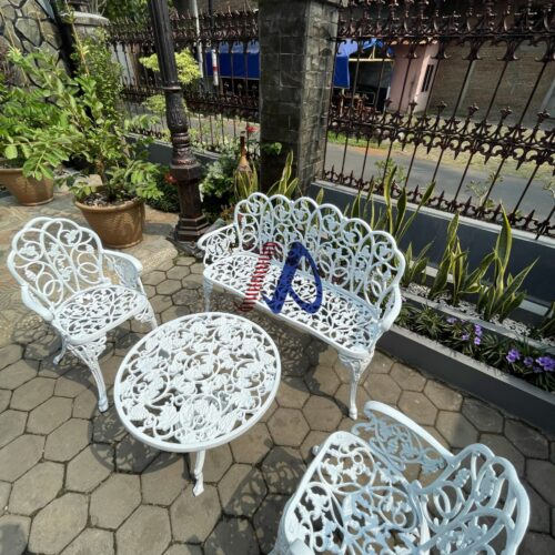 12899BC5-DC92-40AA-B74B-A8C90FB8C3D0 meja kursi taman antik